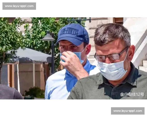 曼联名宿保罗 - 因斯醉驾揽胜撞隔离带:昔日铁血队长沦为酒驾反面教材 曼联名宿保罗 - 因斯醉驾揽胜撞隔离带:昔日铁血队长沦为酒驾反面教材