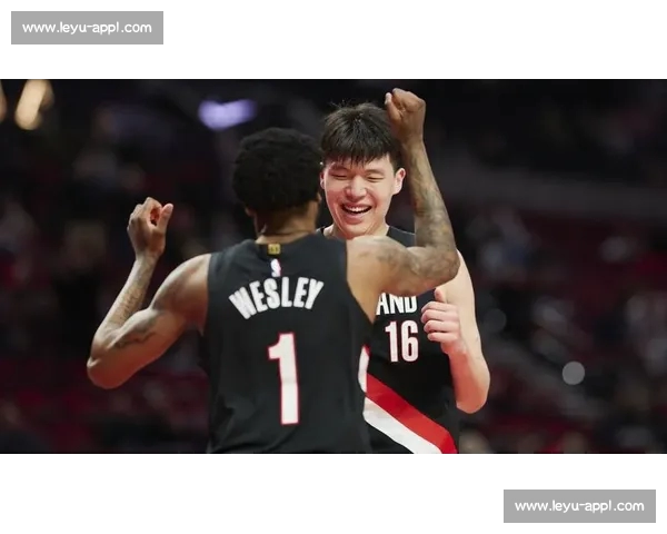 杨瀚森开拓者首日：拥抱阿夫迪亚，笑谈汉堡，16 号球衣开启新章