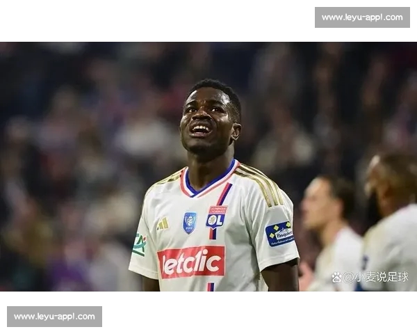 英超三巨头竞逐里昂天才边锋福法纳，转会费或破 5000 万欧