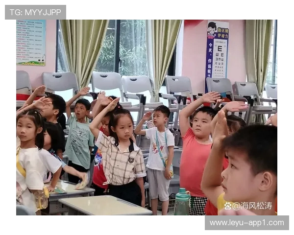 国歌奏响时，他们用身体为孩子撑起晴空